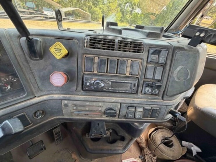 1998-volvo-semi-image-23