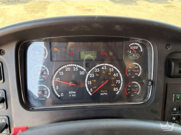 2014-freightliner-m2-106-image-38