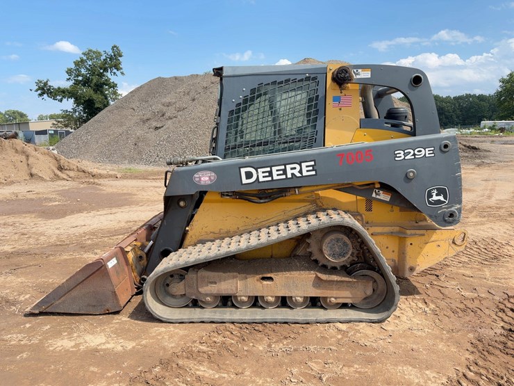 2013-deere-329e-image-2