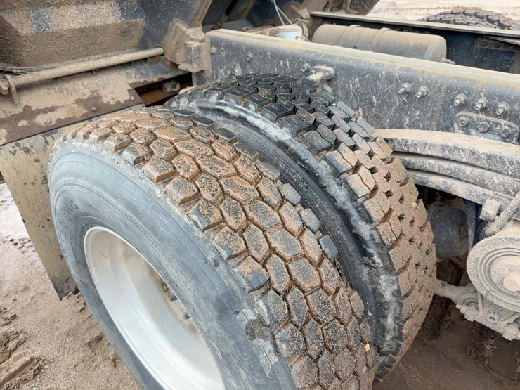 2021-volvo-vhd-tri/a-dump-truck-image-23