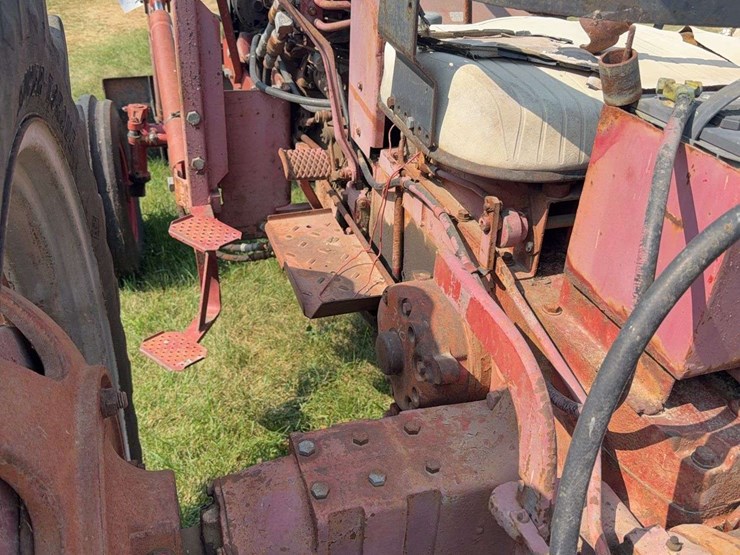 farmall-340-gas-with-loader-image-41
