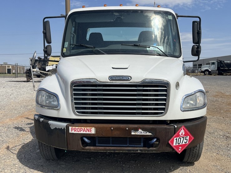 2011-freightliner-m2-106-image-2