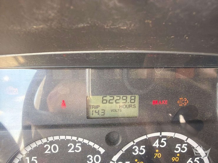 2014-freightliner-m2-106-image-8