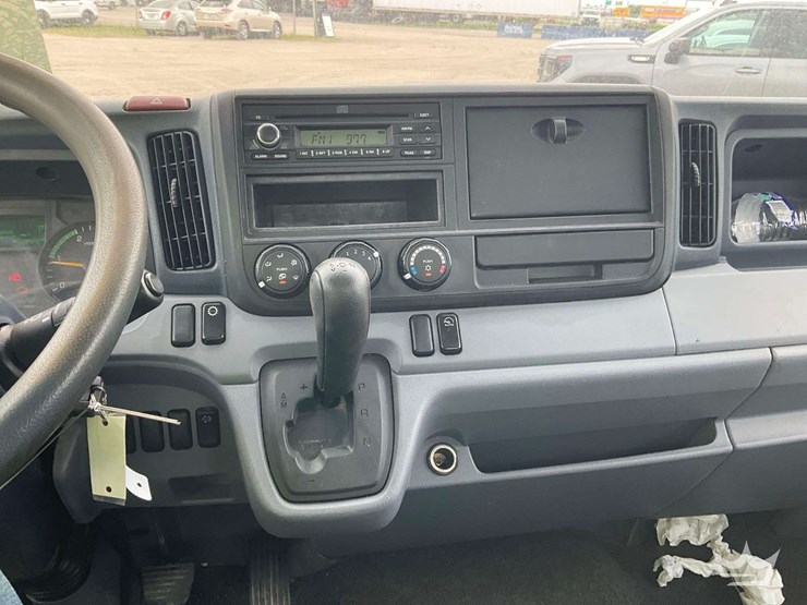 2013-mitsubishi-fuso-fec72s-image-14