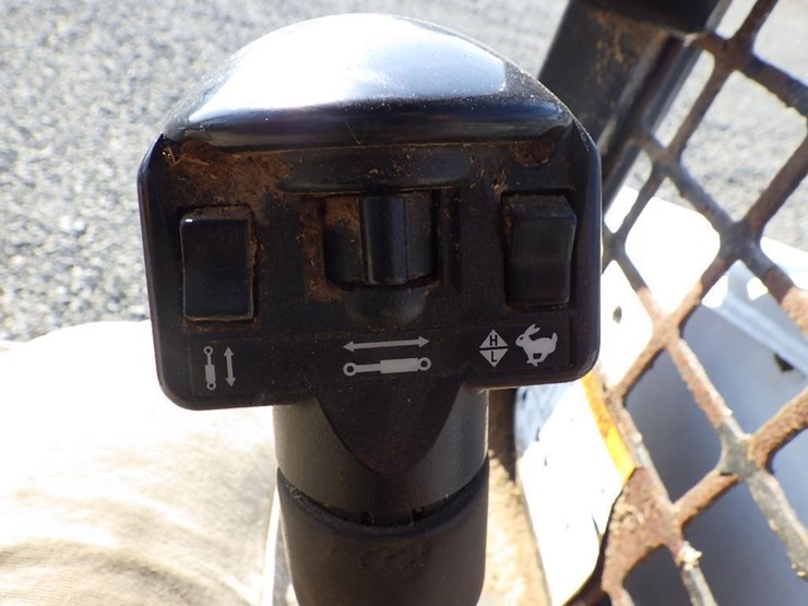 2013-bobcat-s750-image-27