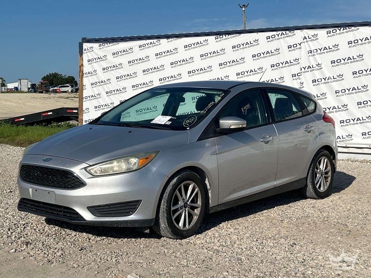 2015-ford-focus-hatchback-image-1
