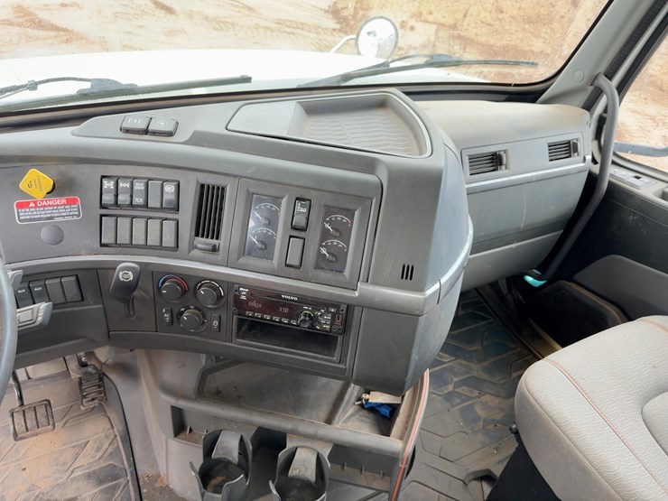 2021-volvo-vhd-tri/a-dump-truck-image-32