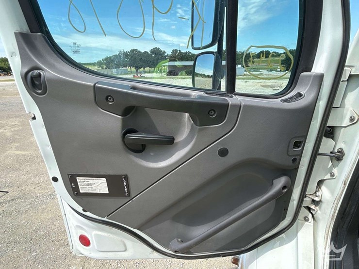 2014-freightliner-m2-106-image-11