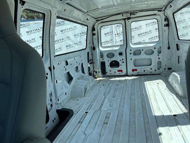 2014-ford-e-350-cargo-van-image-19