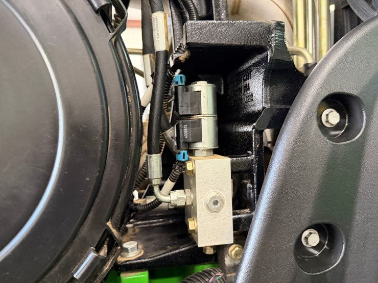 2011-john-deere-8285r-image-58
