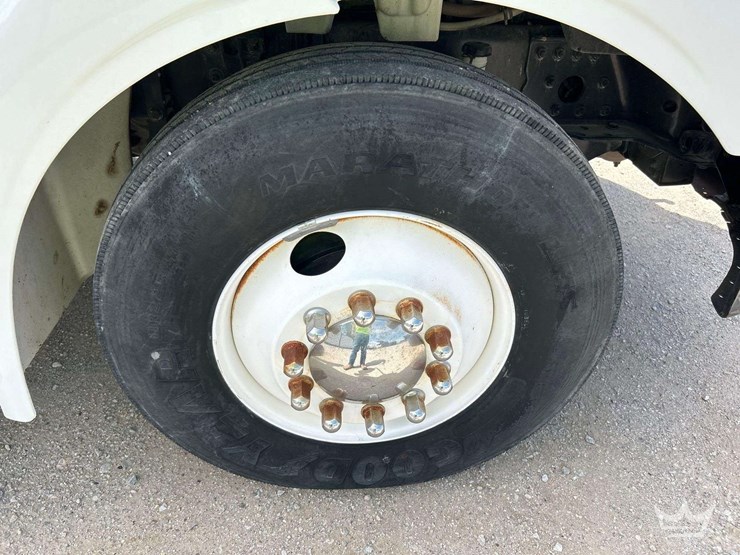 2014-freightliner-m2-106-image-30