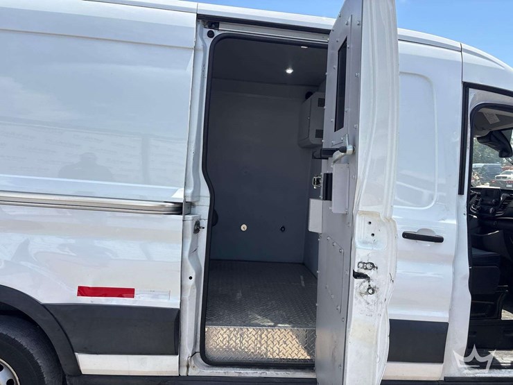 2022-ford-transit-image-28
