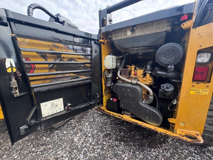 2015-caterpillar-259d-image-3