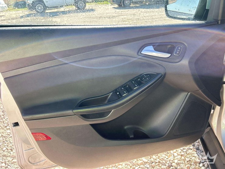 2015-ford-focus-hatchback-image-12