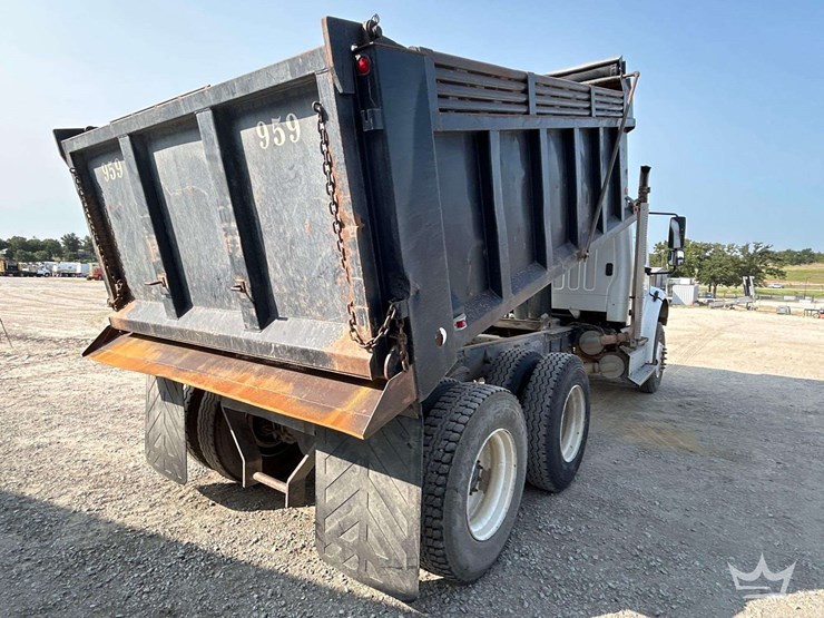 2012-freightliner-m2-106-image-3