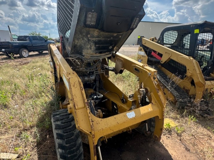 2017-caterpillar-226d-image-2