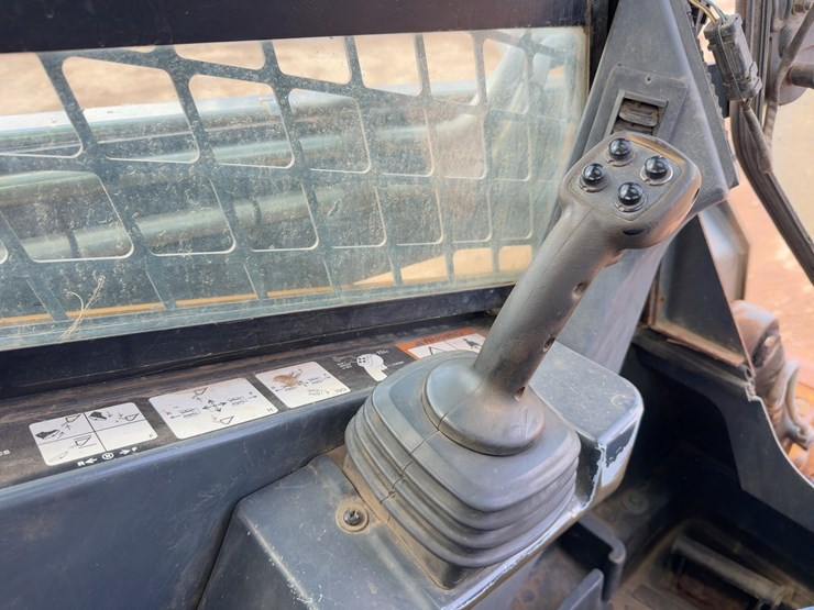 2013-deere-329e-image-19