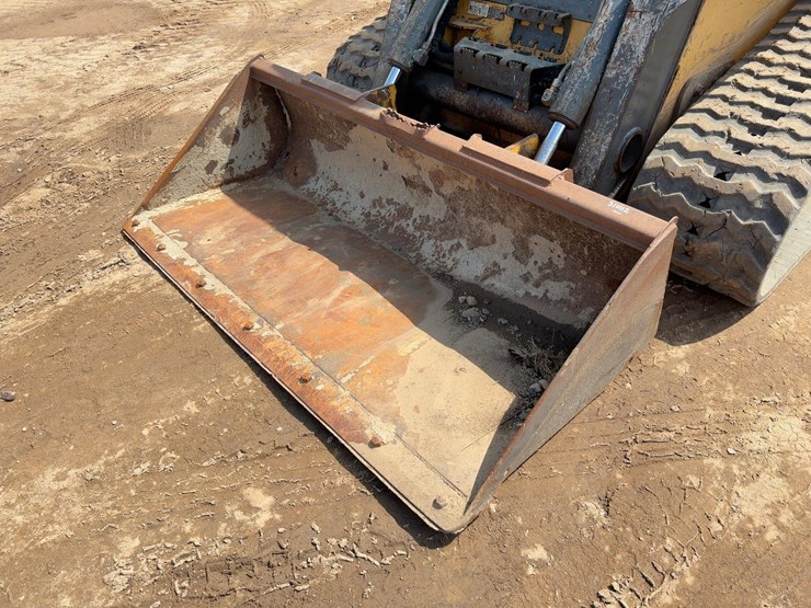2013-deere-329e-image-9
