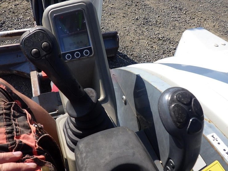 takeuchi-tb240-image-43