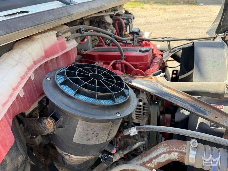 2016-freightliner-m2-106-image-18