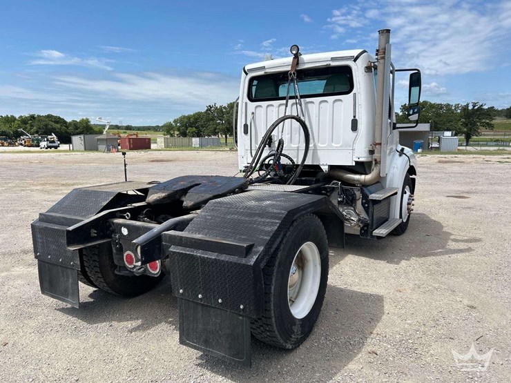 2014-freightliner-m2-106-image-3