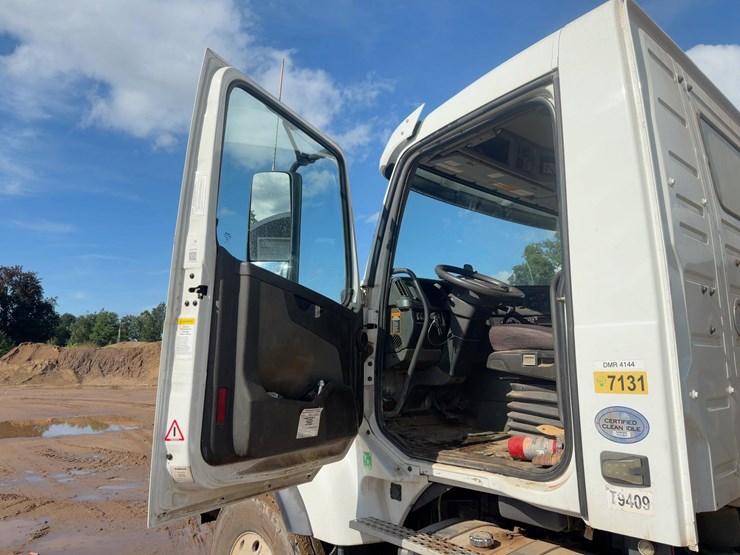 2020-volvo-vhd-tri/a-dump-truck-image-29