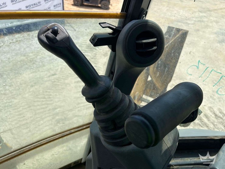 2019-deere-410l-image-15