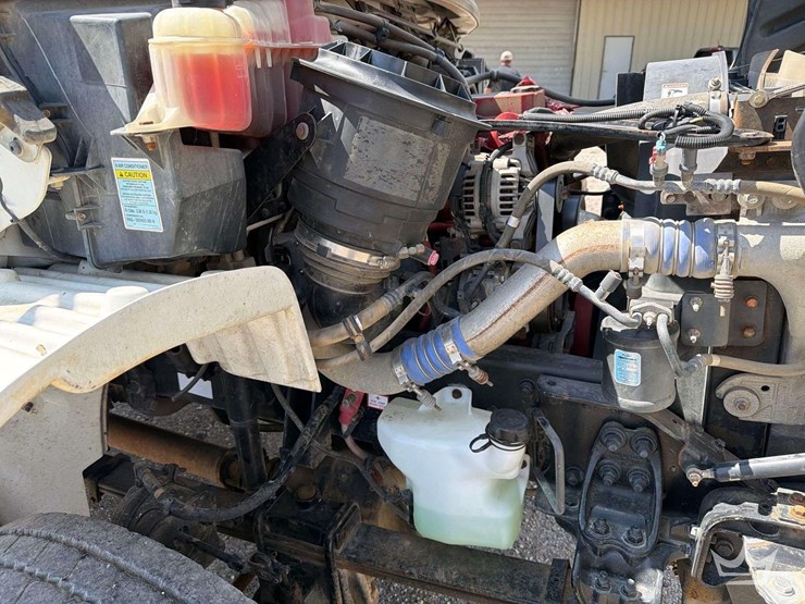 2014-freightliner-m2-106-image-11