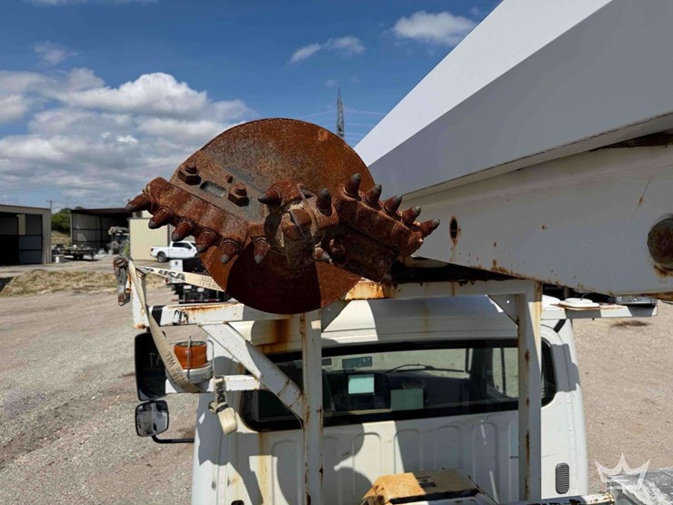2016-freightliner-m2-106-image-32