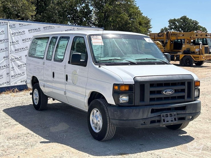 2014-ford-e-350-cargo-van-image-2