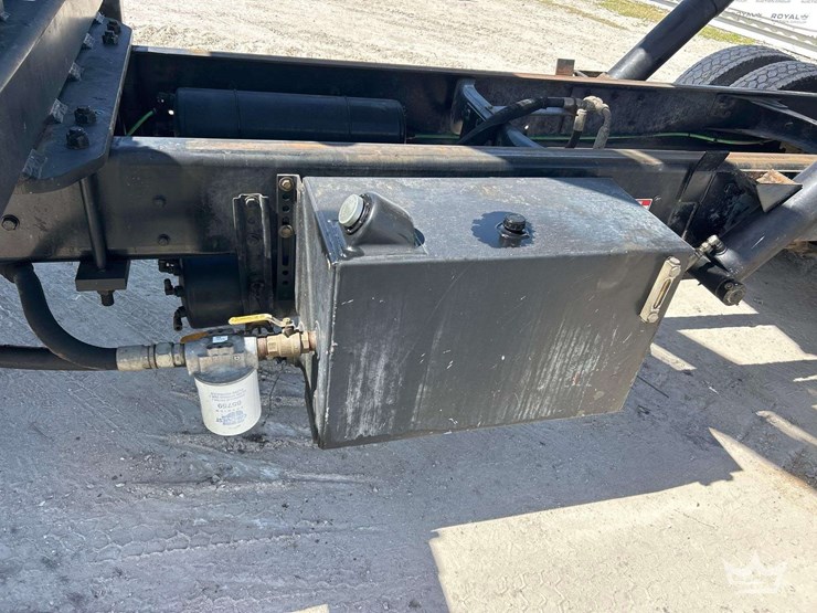 2017-freightliner-m2-106-image-30