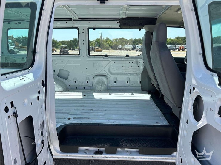 2014-ford-e-350-cargo-van-image-23