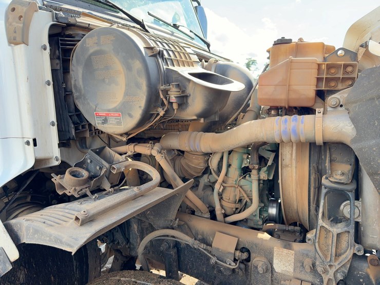 2020-volvo-vhd-tri/a-dump-truck-image-11