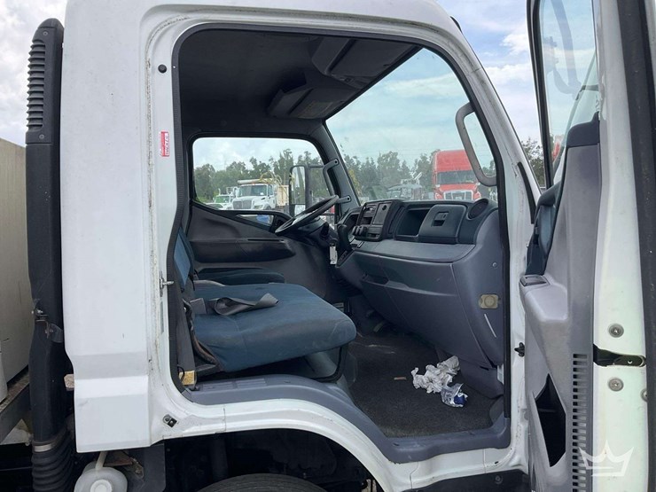 2013-mitsubishi-fuso-fec72s-image-28