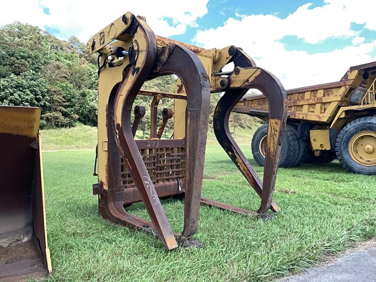 set-of-balderson-hydraulic-fork-grapple-rubber-tired-loader-attachment-image-2