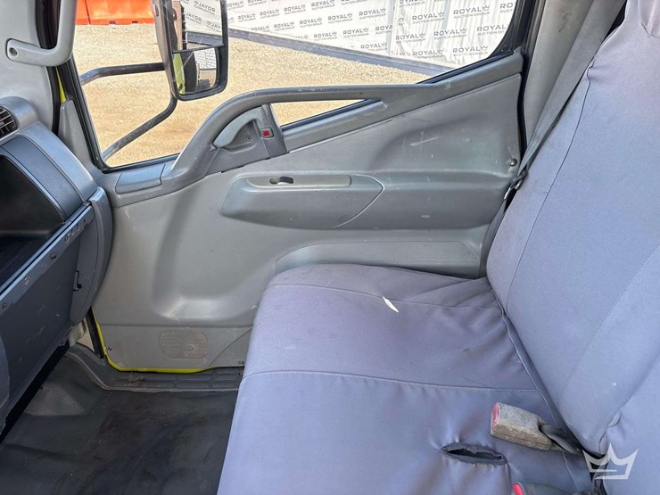 2007-mitsubishi-fuso-fe85d-image-18