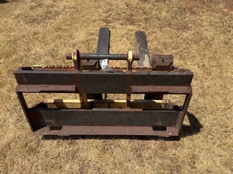 heavy-duty-skid-steer-pallet-forks-image-2