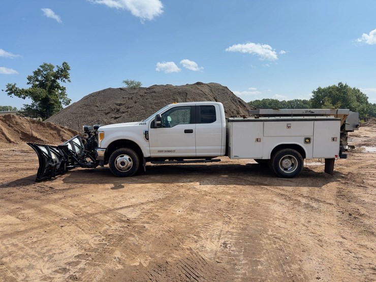 2017-ford-f350-xl-image-2