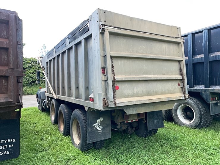 1992-mack-dump-truck-vn:1m2p264c8nm010691-image-4
