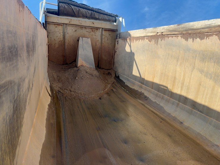 2020-volvo-vhd-tri/a-dump-truck-image-26