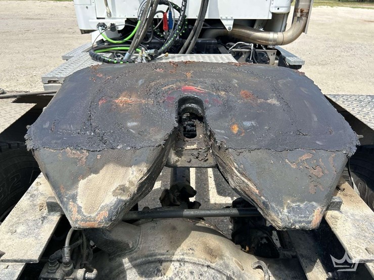 2014-freightliner-m2-106-image-25
