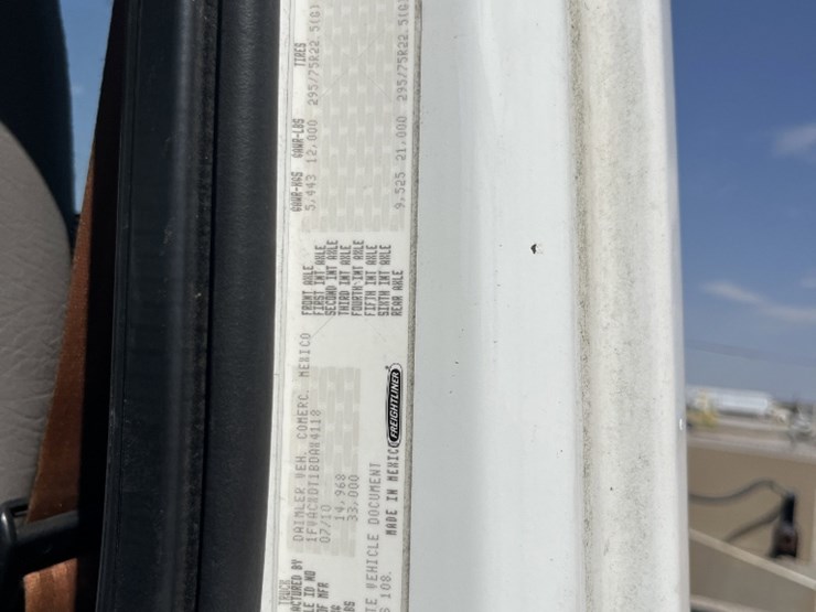 2011-freightliner-m2-106-image-17