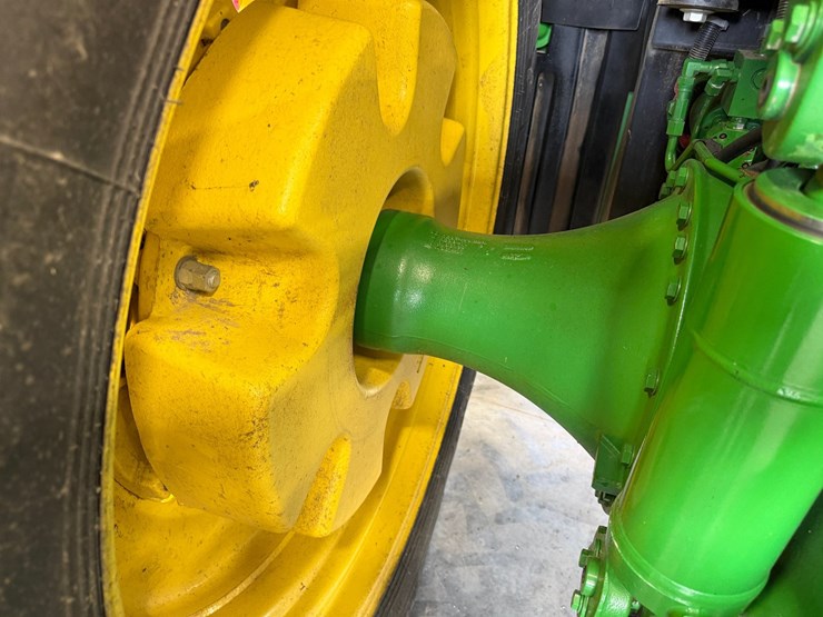 2011-john-deere-8285r-image-17