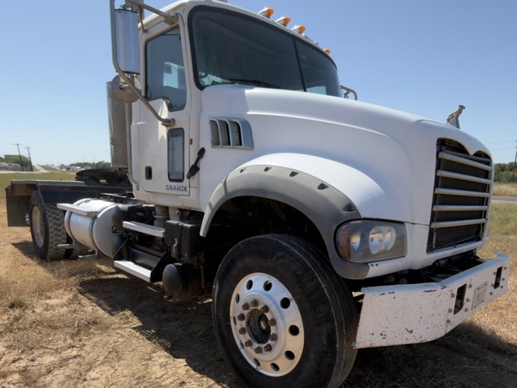 2012-mack-granite-gu713-image-3
