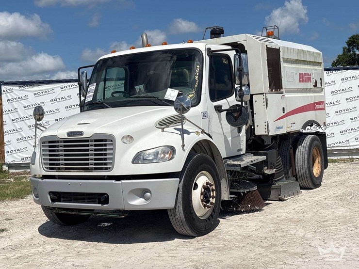 2017-freightliner-m2-106-image-1