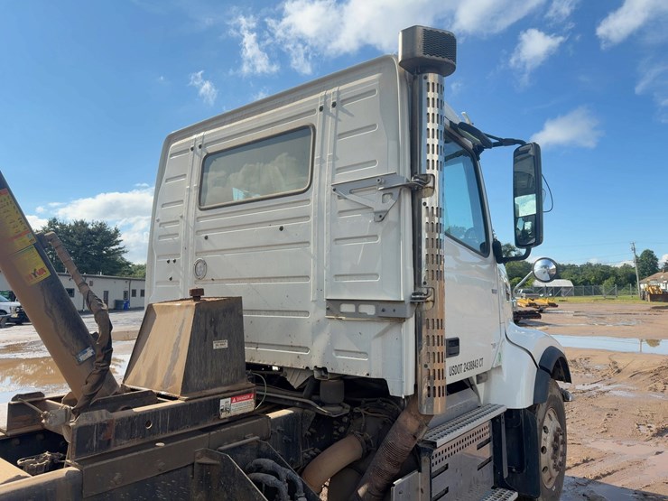 2020-volvo-vhd-tri/a-dump-truck-image-20