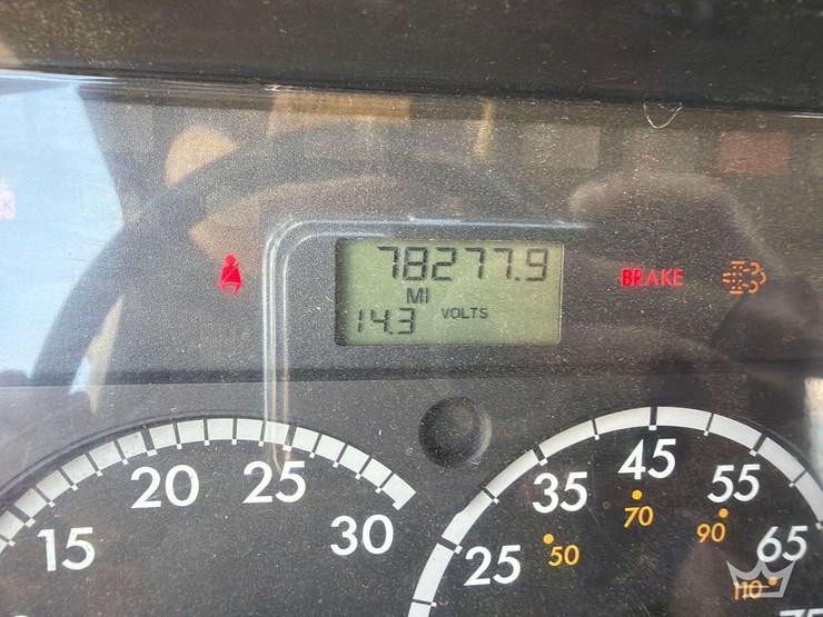 2014-freightliner-m2-106-image-7