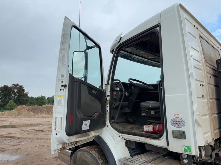 2021-volvo-vhd-tri/a-dump-truck-image-28