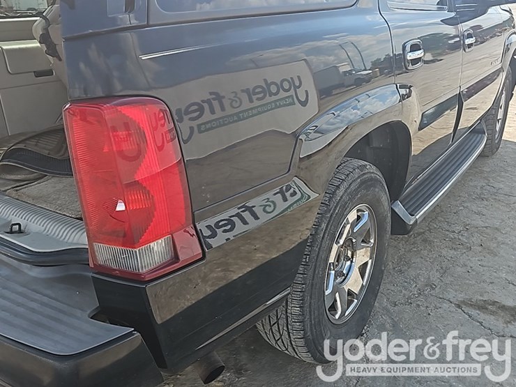 2003-cadillac-escalade-image-28