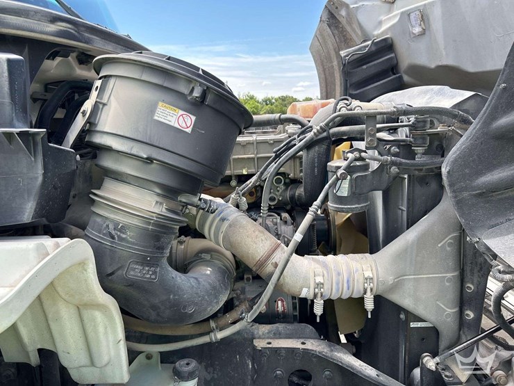 2014-freightliner-m2-106-image-9